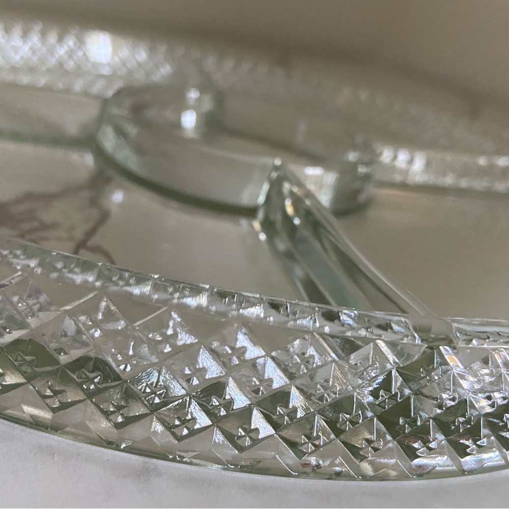Diamond cut pattern edge glass divided serving tray - Picture 4 of 11